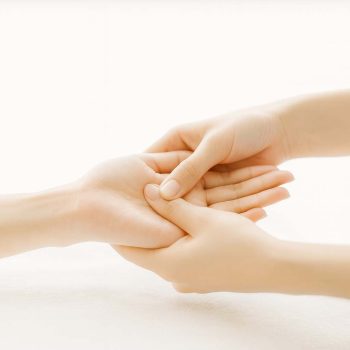 massage-mains-reflexologie-paume-doigts-fond-blanc